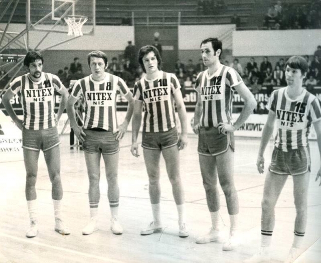 14/2/1972, Coppa delle Coppe, Stella Rossa – Simmenthal (partita della rissa). Si riconoscono Simonovic, Cvektovic, Kapicic, Vucinic, Slavnic, il quintetto base della Stella Rossa di Belgrado